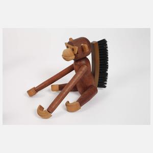 Holzspielzeug als Affenfamilie mit Schwein