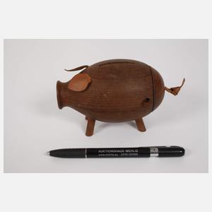 Holzspielzeug als Affenfamilie mit Schwein