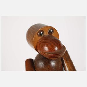 Holzspielzeug als Affenfamilie mit Schwein