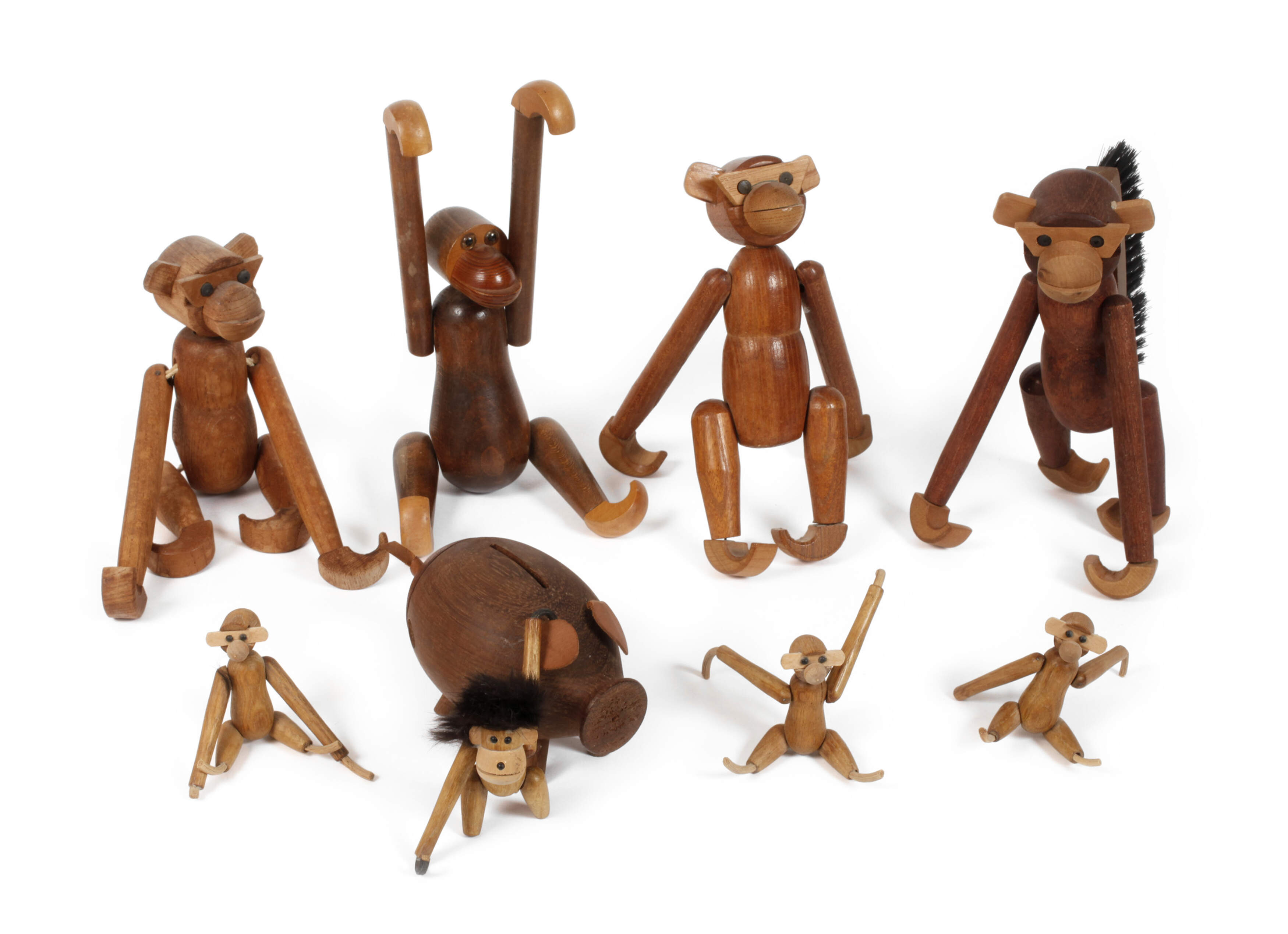 Holzspielzeug als Affenfamilie mit Schwein