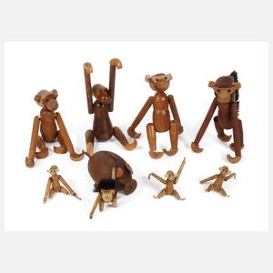 Holzspielzeug als Affenfamilie mit Schwein