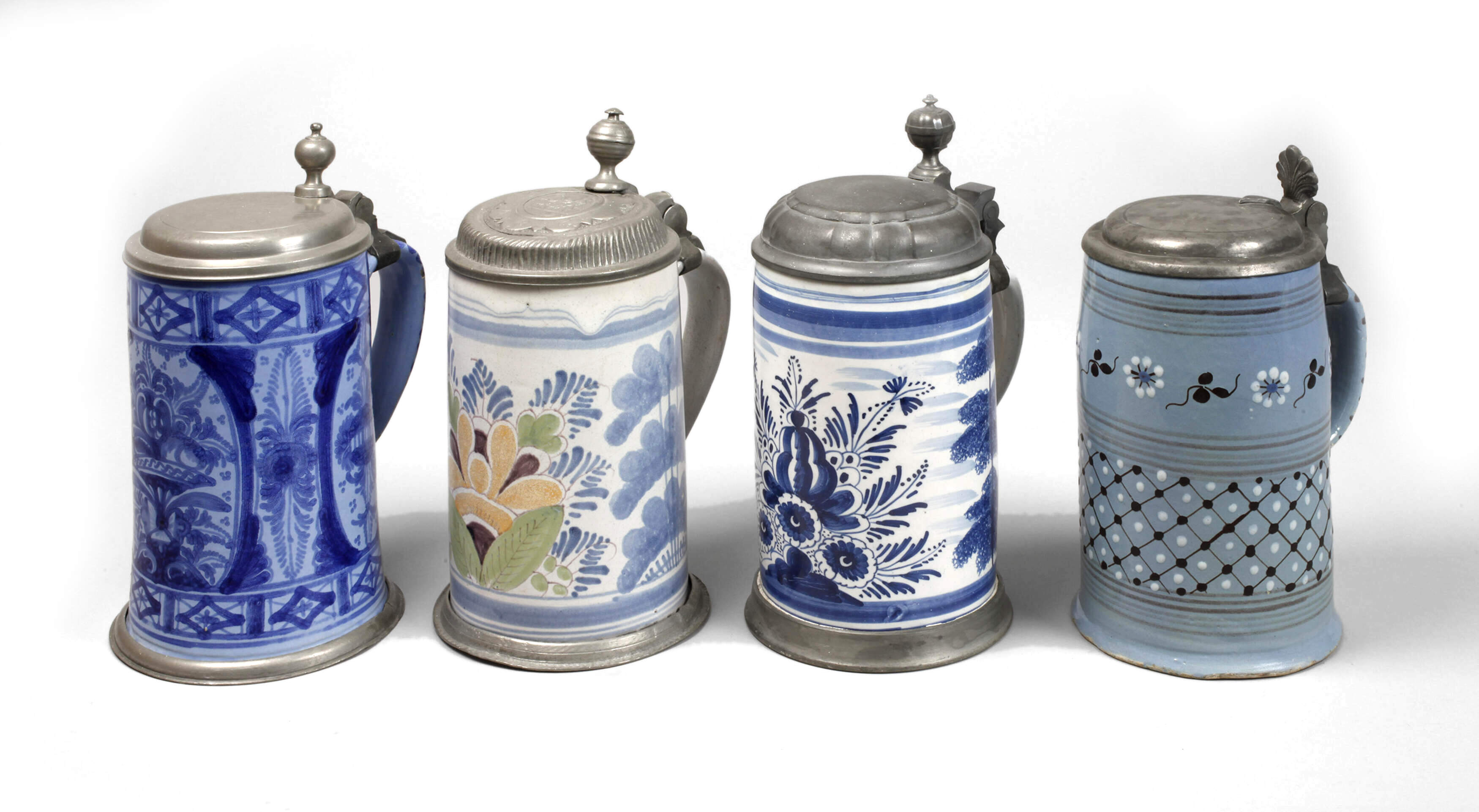 Vier Fayencewalzenkrüge