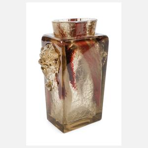 Vase á tetes de chimaere