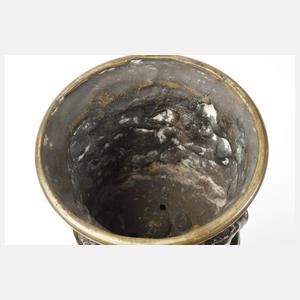 Bronzepokal mit mythologischem Fries