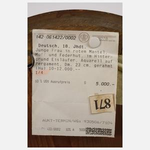 Junge Dame in Winterlandschaft