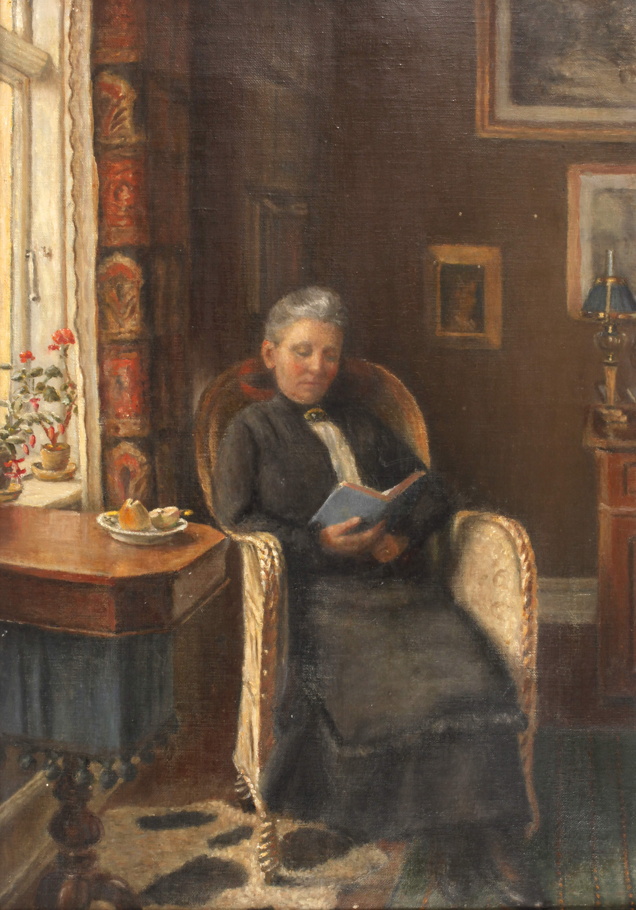 Buchleserin am Fenster