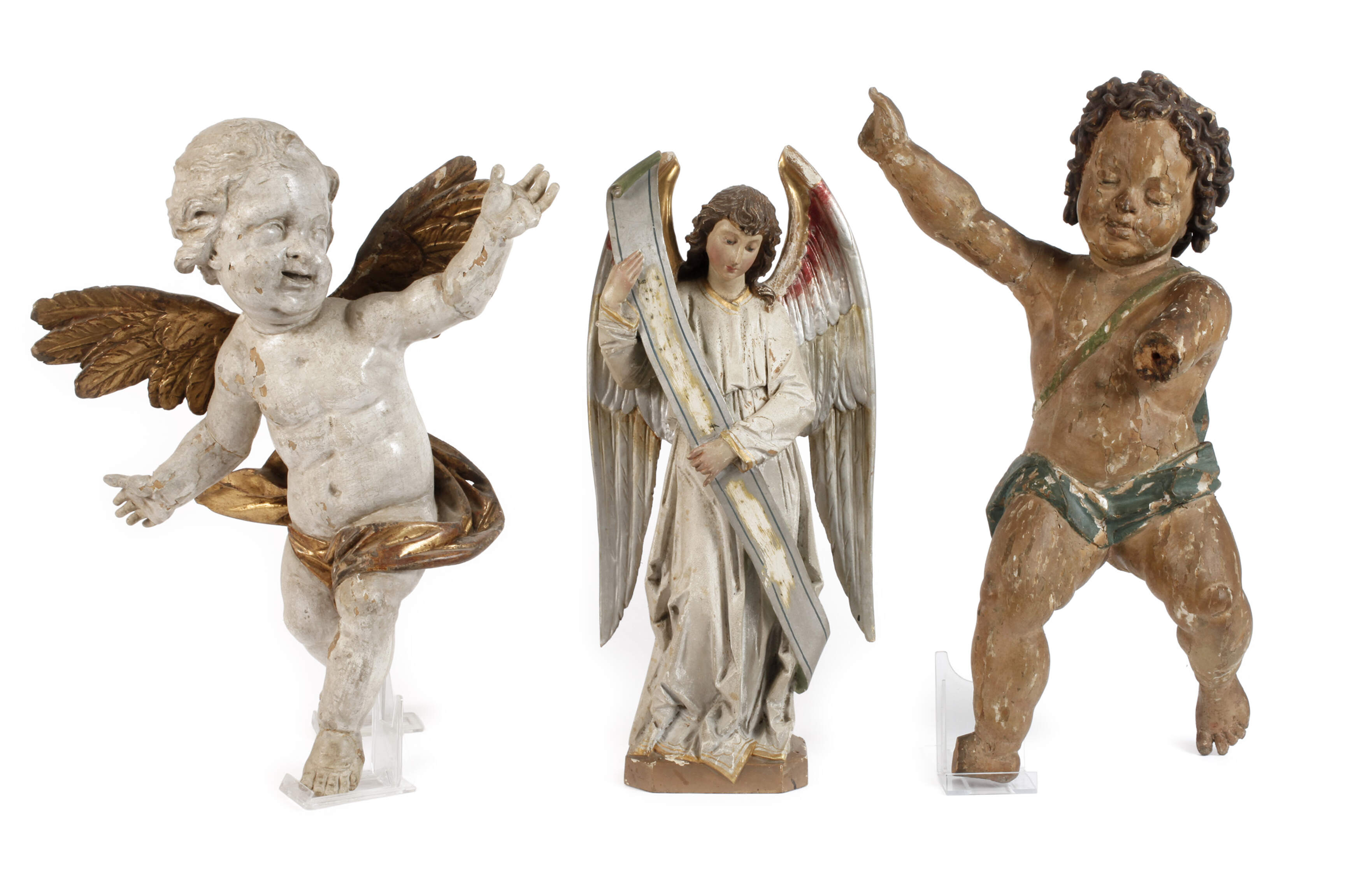 Drei geschnitzte Engel