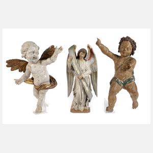 Drei geschnitzte Engel