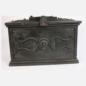 Klassizistische Eisentruhe