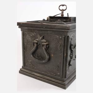 Klassizistische Eisentruhe