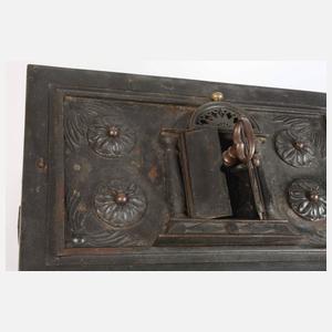 Klassizistische Eisentruhe