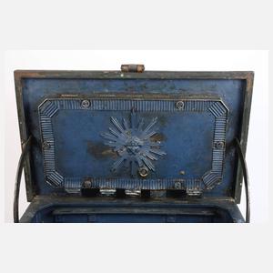 Klassizistische Eisentruhe