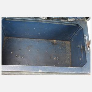 Klassizistische Eisentruhe