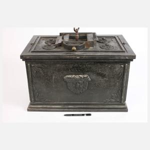 Klassizistische Eisentruhe