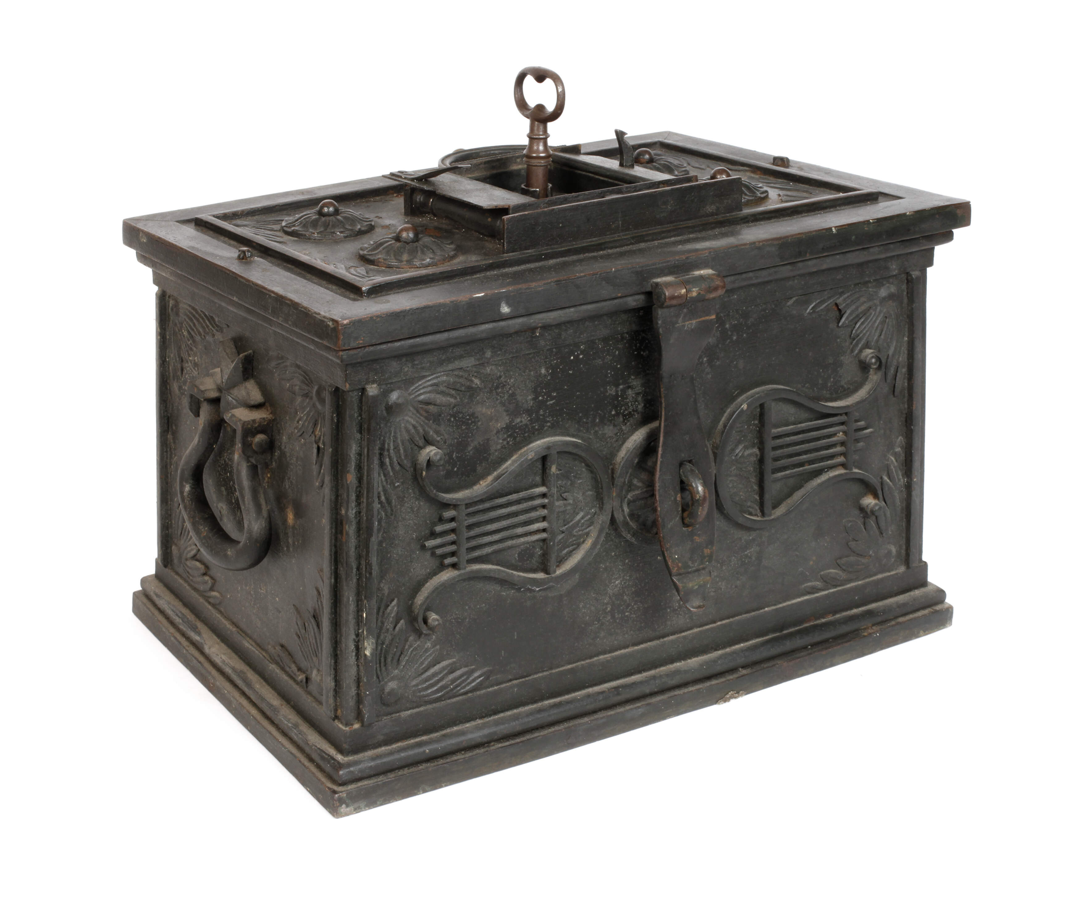 Klassizistische Eisentruhe