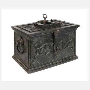 Klassizistische Eisentruhe