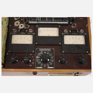 Röhren-Testgerät mit Buch