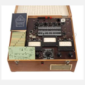 Röhren-Testgerät mit Buch