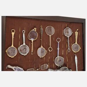 Sammlung Lorgnetten im Schaukasten