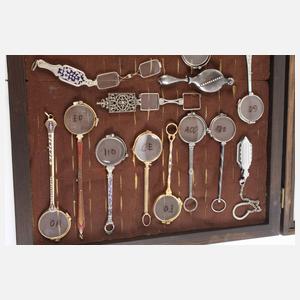 Sammlung Lorgnetten im Schaukasten