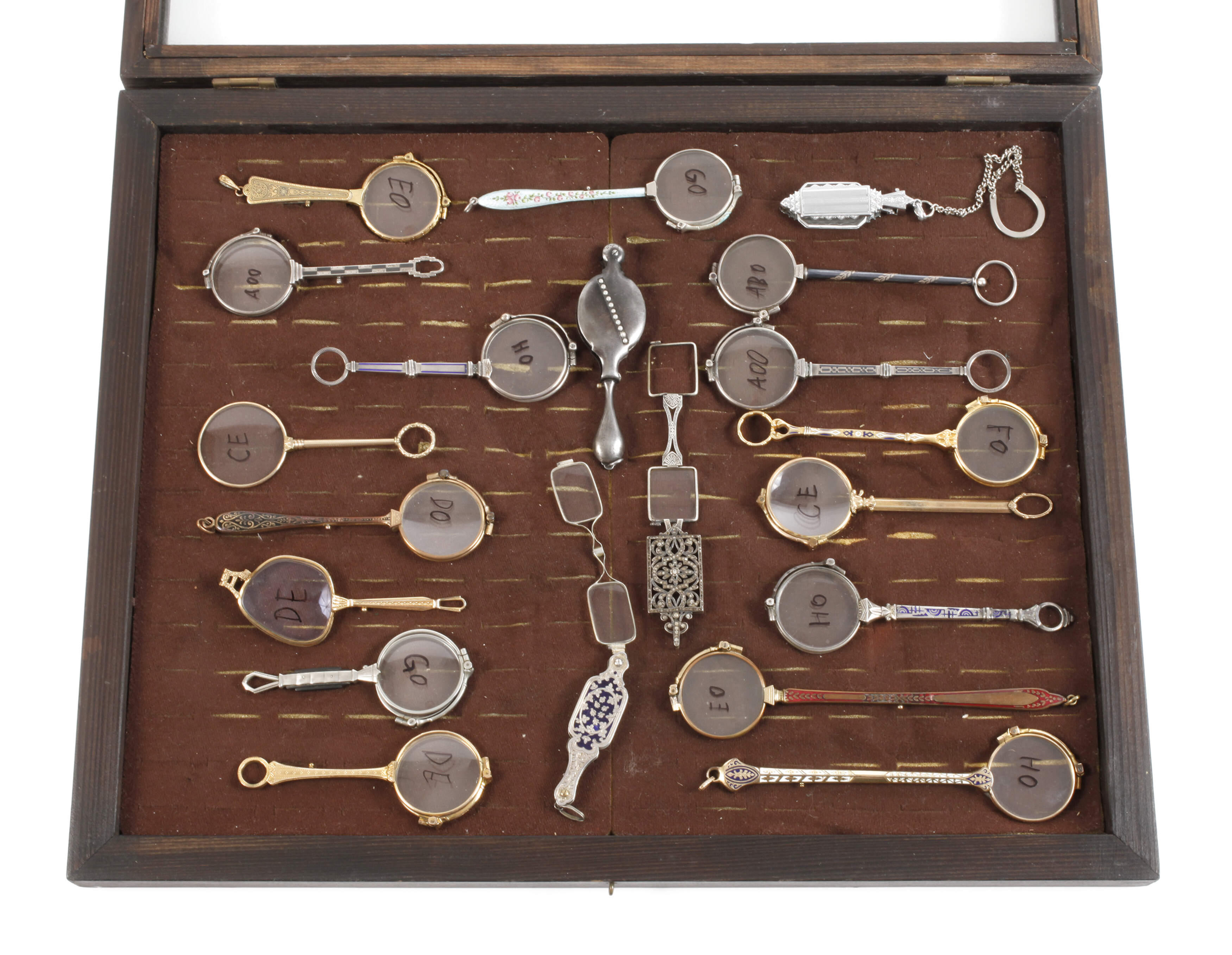 Sammlung Lorgnetten im Schaukasten