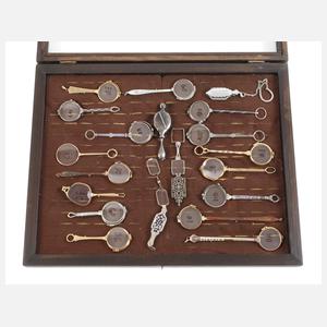 Sammlung Lorgnetten im Schaukasten