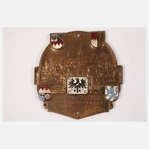 Drei Automobilplaketten