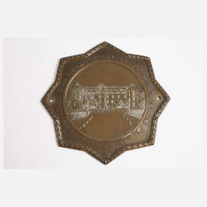 Vier Automobilplaketten