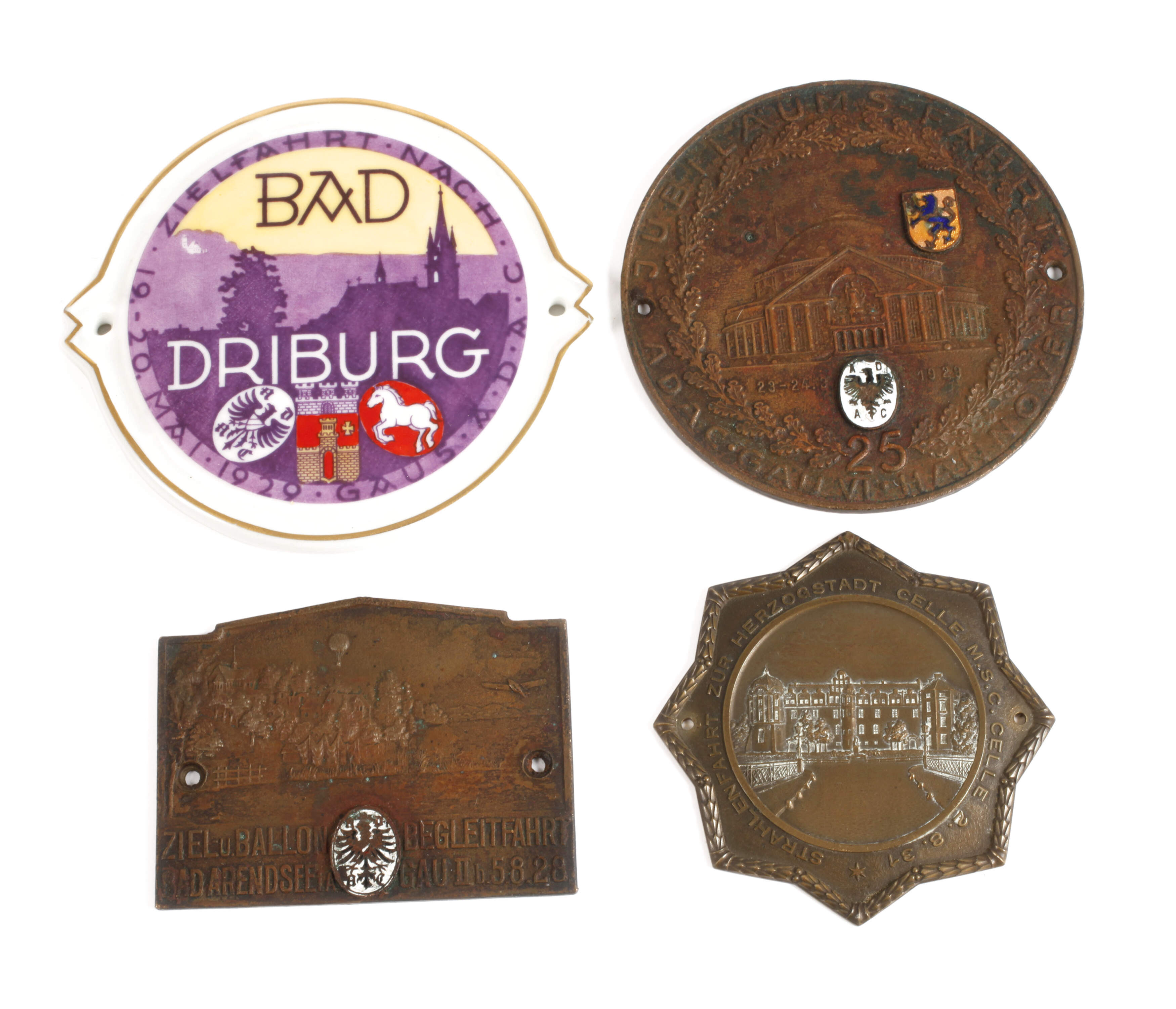 Vier Automobilplaketten