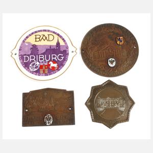 Vier Automobilplaketten