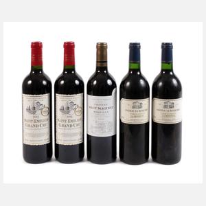 Fünf Flaschen Rotwein