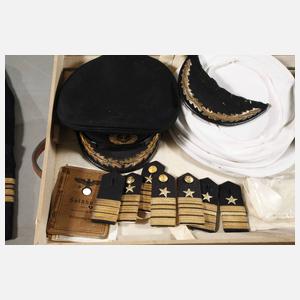 Seemannskoffer mit Marineuniform