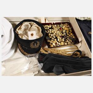 Seemannskoffer mit Marineuniform