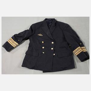 Seemannskoffer mit Marineuniform