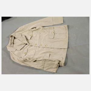 Seemannskoffer mit Marineuniform