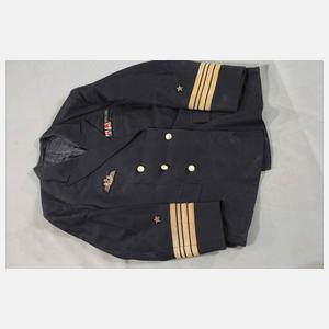 Seemannskoffer mit Marineuniform