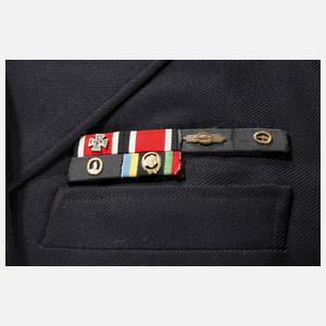 Seemannskoffer mit Marineuniform