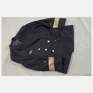 Seemannskoffer mit Marineuniform