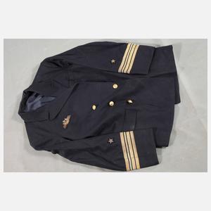 Seemannskoffer mit Marineuniform