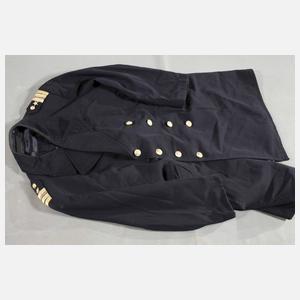 Seemannskoffer mit Marineuniform