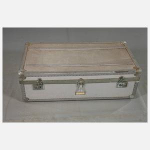 Seemannskoffer mit Marineuniform