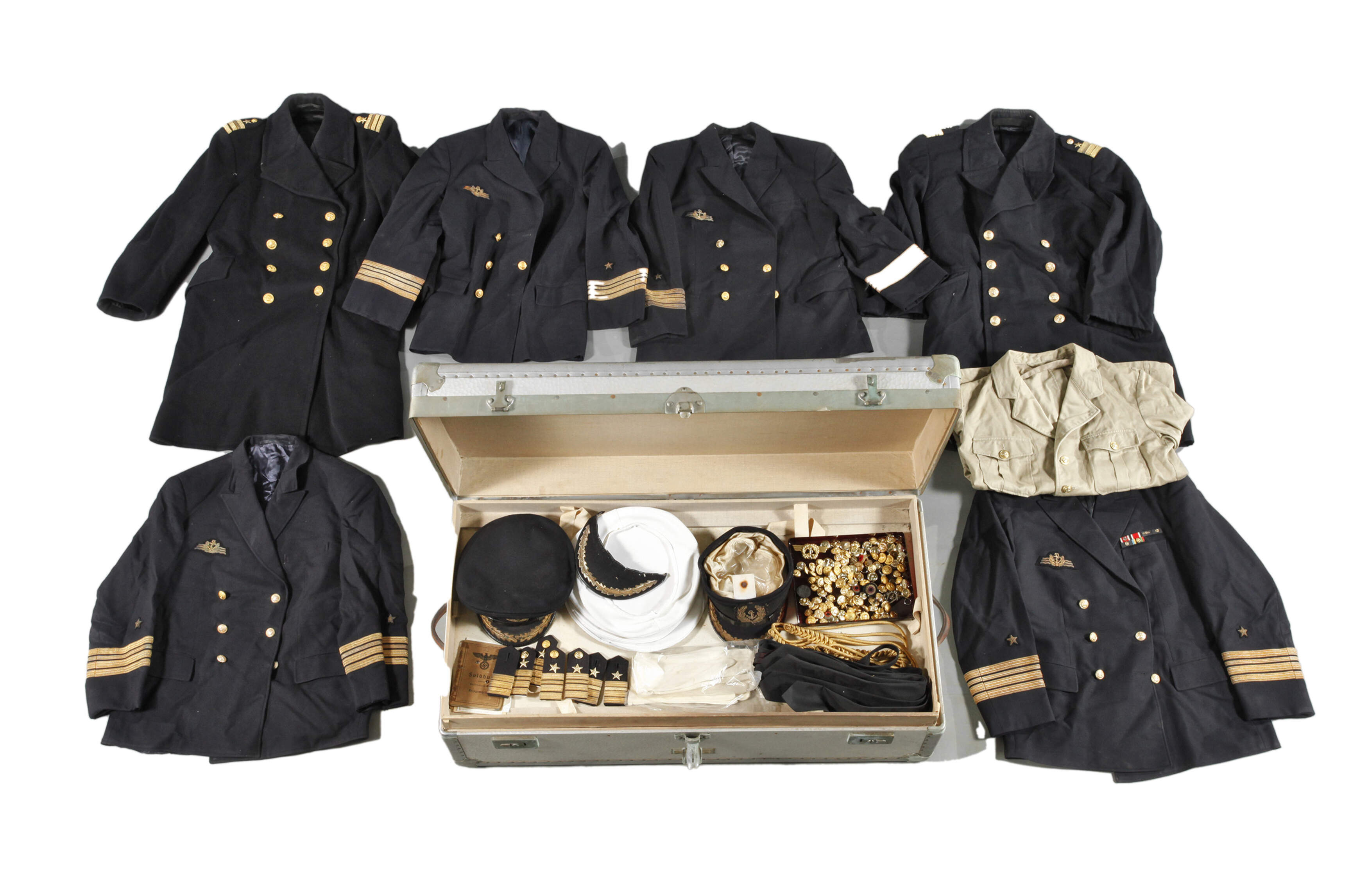 Seemannskoffer mit Marineuniform