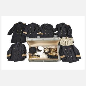 Seemannskoffer mit Marineuniform