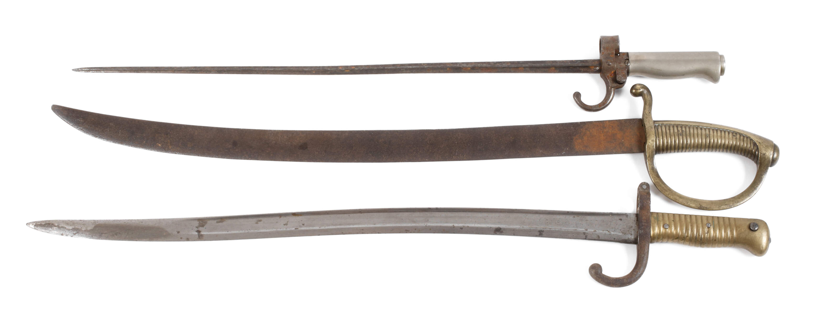 Zwei Bajonette und ein Säbel
