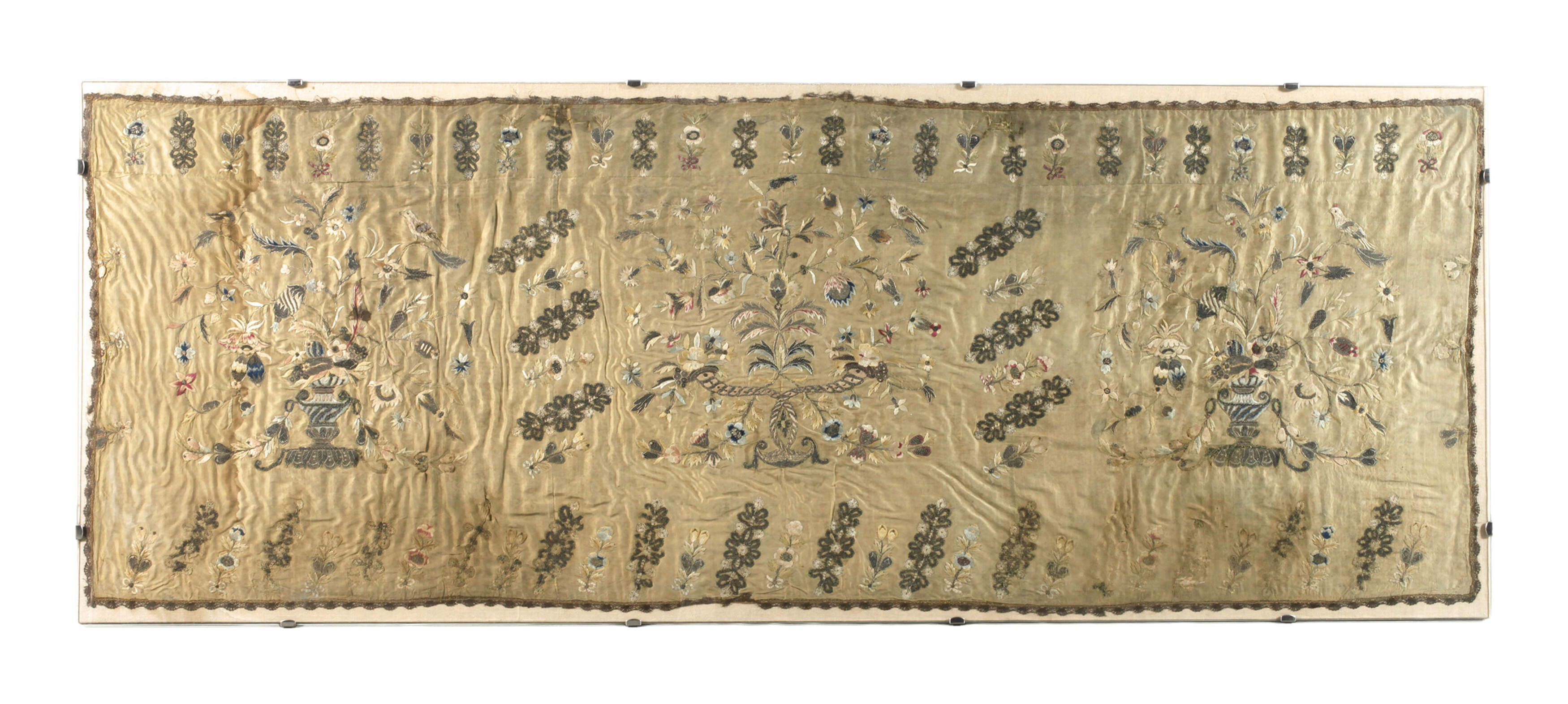 Große Seidenstickerei