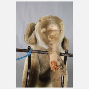 Steiff Elefant als Reittier auf Rädern mit Wippe
