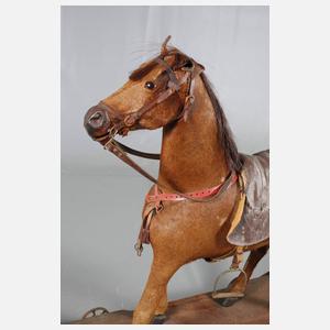 Pferd als Reittier auf Rädern mit Wippe