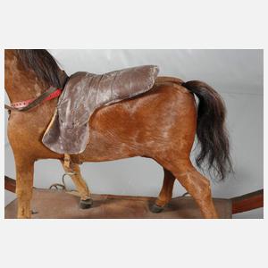 Pferd als Reittier auf Rädern mit Wippe