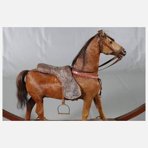 Pferd als Reittier auf Rädern mit Wippe