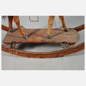 Pferd als Reittier auf Rädern mit Wippe